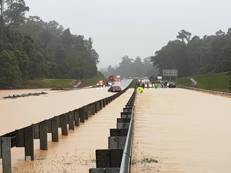 东海岸大道往来关丹及吉隆坡的其中一段198.7公里处的双向道路淹水，目前轻重车辆皆不得通行。