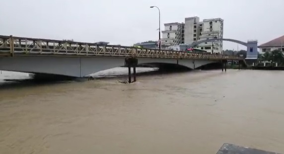 哥打丁宜桥的河水高涨，令当地居民担心2007年百年大水灾梦魇重演。