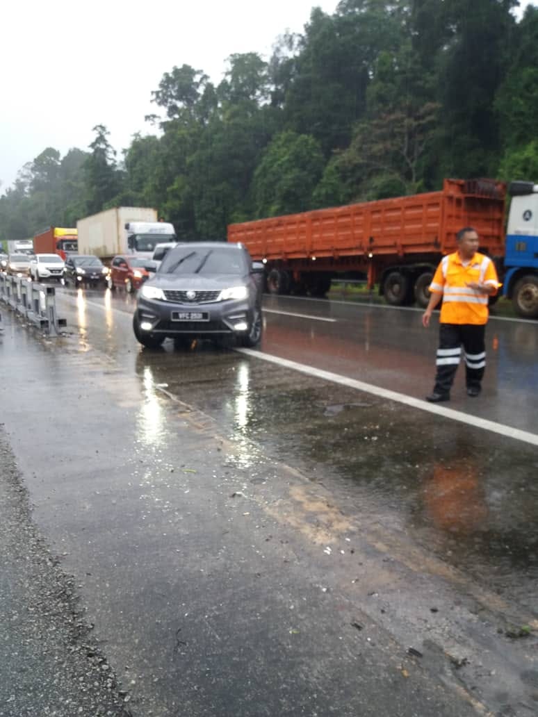 关丹往来吉隆坡交通中断，所有车辆路经198.8公里处时都无法前行，必须打道回府。