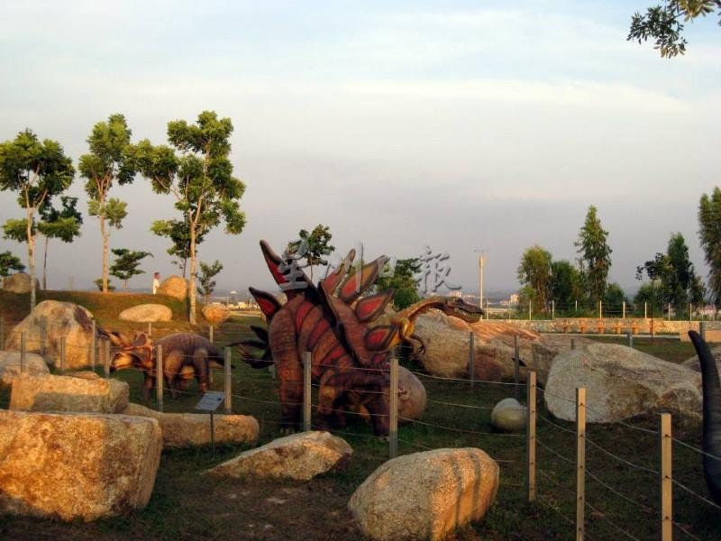 芙蓉新城山上公园的小恐龙区，也非常适合家长带着孩子前去。（档案照）