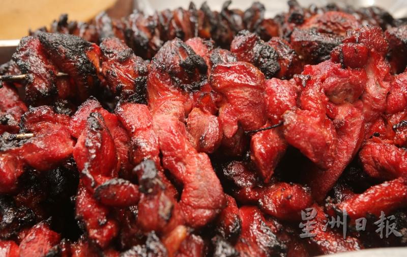 叉烧也是人气美食，采用半肥瘦的猪肉烧成。