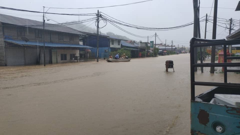 彭亨劳勿双溪吉流因河水不断高涨，大水顺势流入大街，将马路淹成一片汪洋。