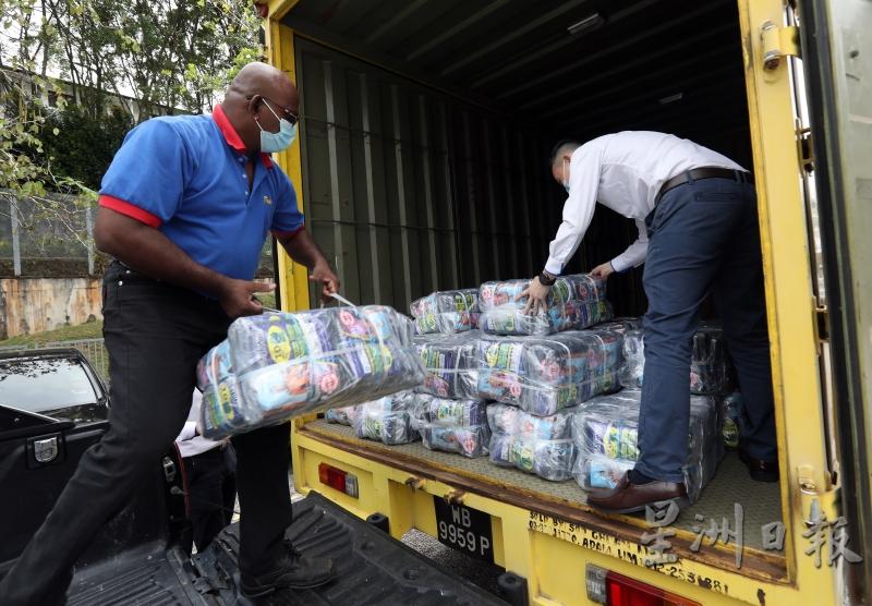 GT-MAX吉龙塑胶（马）有限公司的员工从罗里上卸下捐赠给双溪毛糯医院的垃圾袋。

