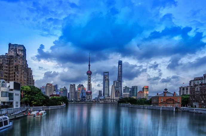 上海苏州河数十年来的命运变幻，与城市的发展沿革紧密相连。

