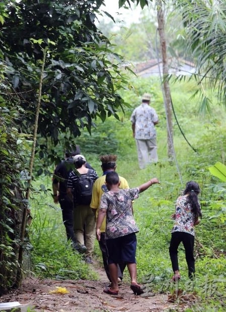 Bukit Putus原住民村，距离马接峇鲁新村15分钟车程距离，住着14户人家，为特姆安族。