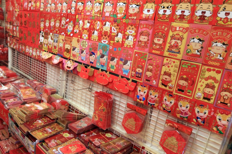 让人眼花缭乱的各种造型红包封，也是新年装饰中的畅销品。