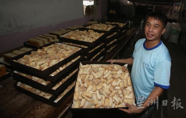 潘在辉打理家族生意整10年，希望以后人们在每间杂货店都能买到自家的面包干。