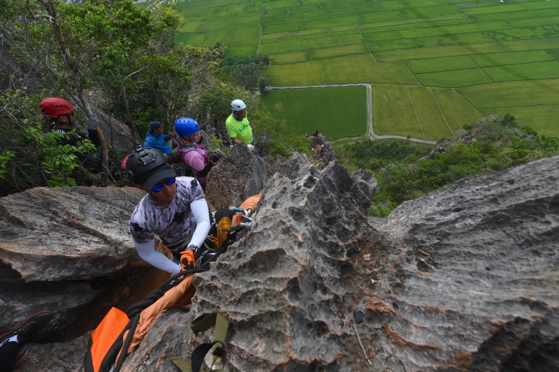 攀岩时要系上安全带和保护绳，配备绳索等以免发生危险。