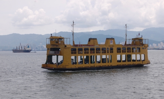 具有标志意义的槟城渡轮，昔日年代划一以米黄色作为船身颜色粉饰。
