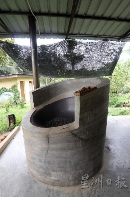 张声锦用的是传统炒茶炉，以橡胶树干作为木材。