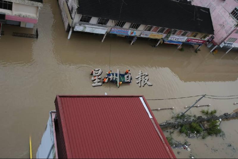 警方救援队伍拖着小艇穿梭在淹水的街道,寻找受困的民众。 警方救援队伍拖着小艇穿梭在淹水的街道,寻找受困的民众。