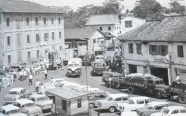 甘蜜街沿河的市场和仓库还在的年代，新巴刹人潮汹涌。（图：Changing Land Scape of Kuching by Ho Ah Chon）

