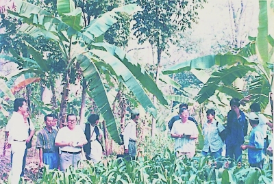 许国平（前排右四）与黄金安（前排左三）1997年到印尼参加永续农业研讨会。