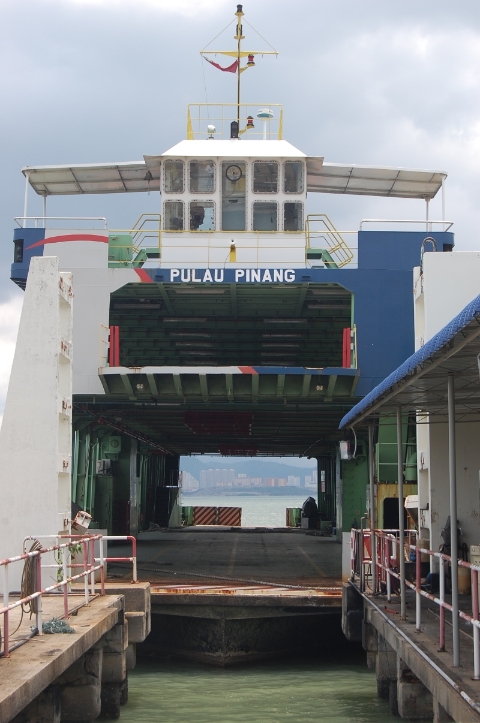 以不同岛名作为命名的渡轮引起一些外州人混淆，只等Pulau Pinang船号渡轮靠岸才敢登船。
