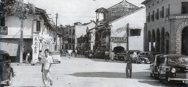 老巴刹的亚答街有古庙、会馆和老行业，是文化遗产重地。（图：Changing Land Scape of Kuching by Ho Ah Chon）

