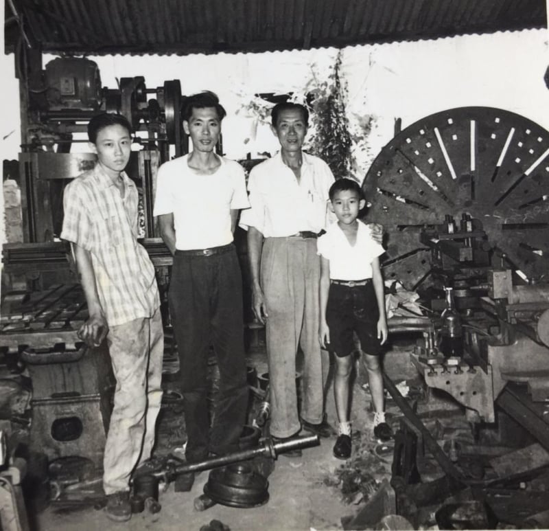 作者約11歲時在吉隆坡陳秀連路叔叔（右二）的小型鐵廠留影，左邊兩人應是鐵廠員工。（作者提供照片）
