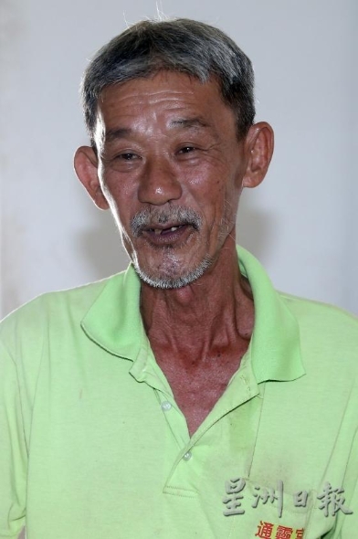 “哥隆伯”戴成辉1995年开始在马接峇鲁贩卖手工包，至今有26年历史。