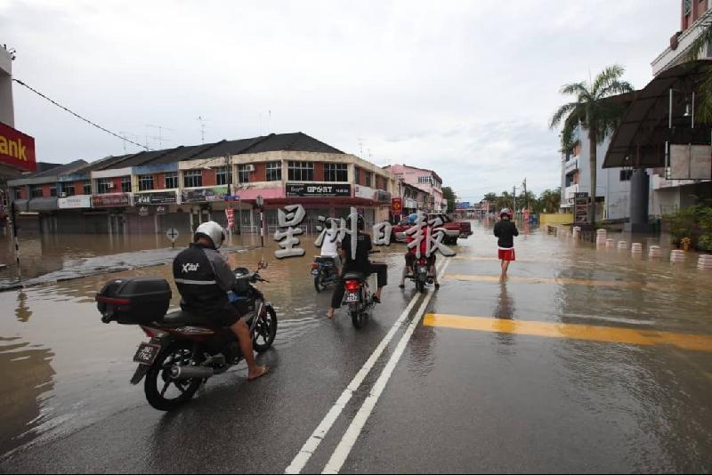 部份民众因为水淹道路,代步工具无法涉水而过,只能停在路上耐心地等候水退。 部份民众因为水淹道路,代步工具无法涉水而过,只能停在路上耐心地等候水退。