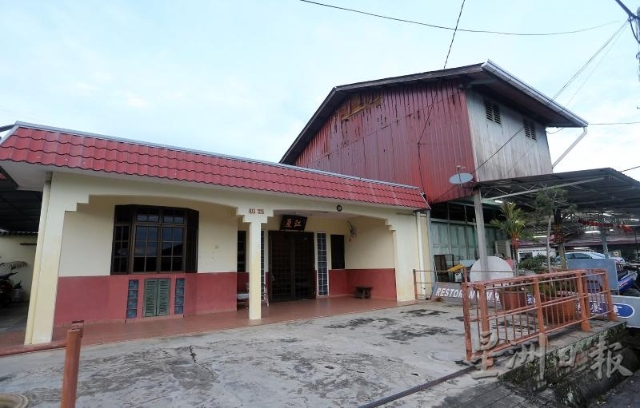 馬接峇魯新村內，有的是已翻修的靚麗磚屋，有的是保存已久的傳統板屋。