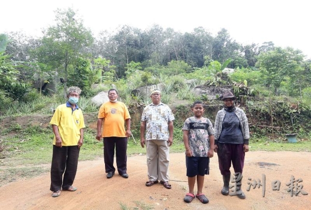 村内原住民平日以特姆安语沟通，至于跟其他原住民族群沟通，则使用马来语。左起为Aben、Asing、Aim及其儿子和家人。