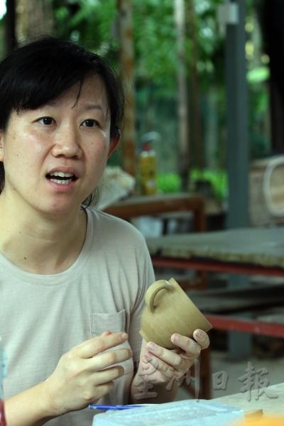 沈宏晶喜爱陶艺，目前也有为咖啡馆制作陶杯。