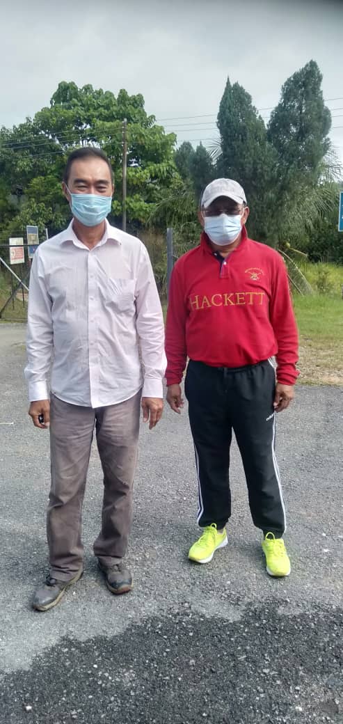 积罗新村村长刘俊龄（左）和冬区州议员拿督斯里沙喜鲁丁（右）亲自到士曼丹滤水站进行视察和监督。