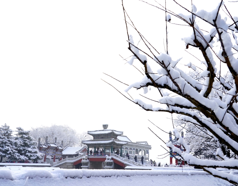 雪后的颐和园景色迷人，宛若画卷。（新华社照片）