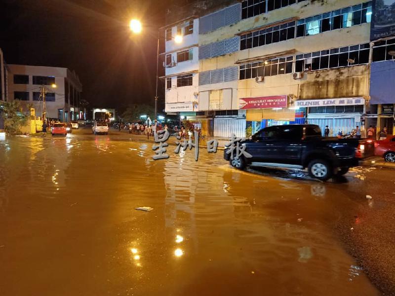 文德甲市区前往文德甲新村路段淹水。