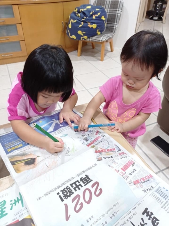 Min S. Jong让小孩自由地画出她们的新年愿望。
