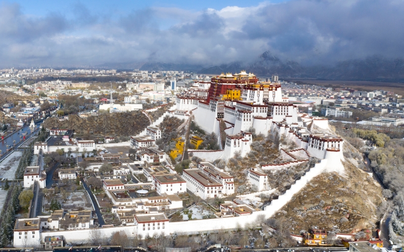 西藏拉萨迎来降雪，高原古城银装素裹，美如画卷。（新华社照片）
