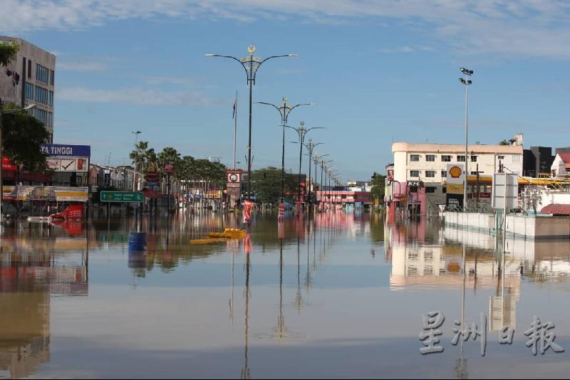 马威路靠近哥打丁宜市区的路段仍遭积水截断。 