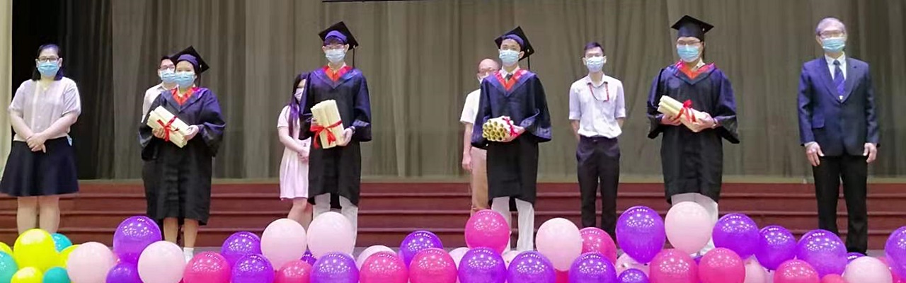 梁炳初（右一）、林柔清颁发毕业证书予各班级代表。
