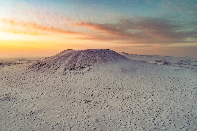 乌兰察布（内蒙古）察哈尔火山群被冰雪覆盖。（新华社照片）