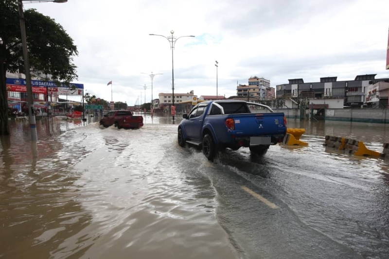 马威路靠近哥打丁宜市区路段的积水逐步退去，截至下午4时为止，只有重型车辆可以通过。