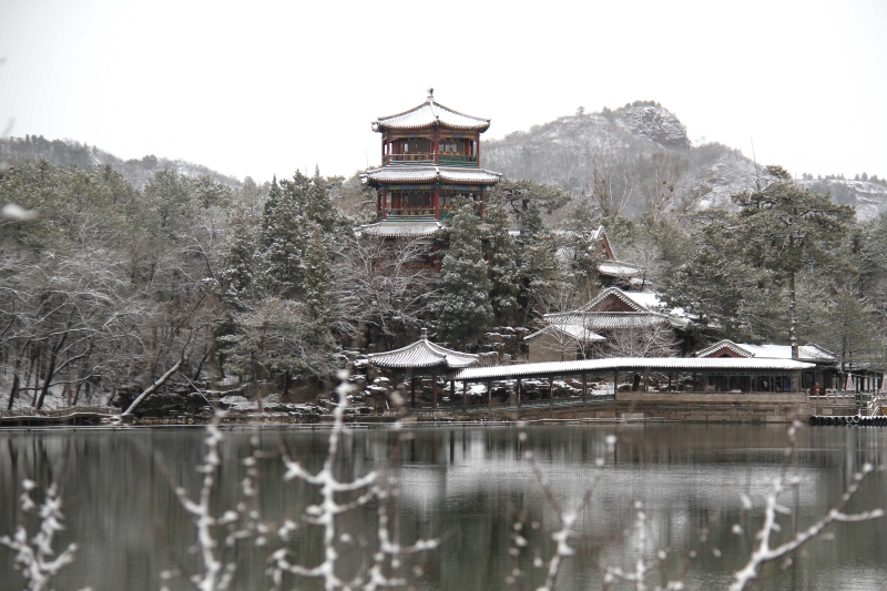 承德避暑山庄及周围寺庙被白雪覆盖，仿如披上了一层银白色的衣裳。（新华社照片）