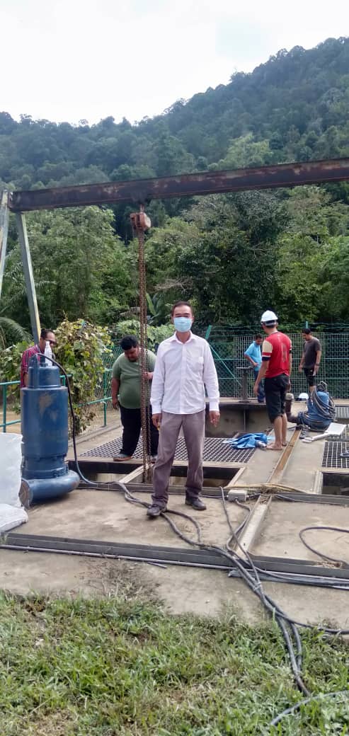 积罗新村刘俊龄村长非常关心制水问题，连续两天都到士曼丹滤水站了解详情。