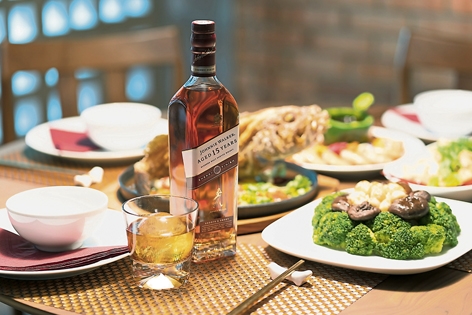 据官方描述，Johnnie Walker 15年封蜜雪莉桶威士忌独有的馥郁蜜香，适合搭配各国餐饮一同品味，其中亚洲料理尤其相得益彰。

