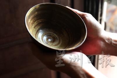 黄纬良制作陶器，讲究简朴之余，也讲究实用。