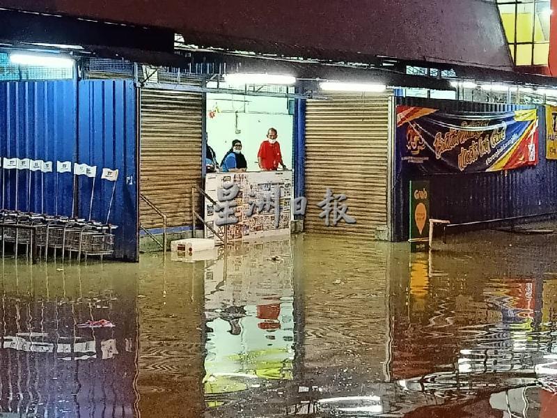 文德甲同发超市大门前严重积水。