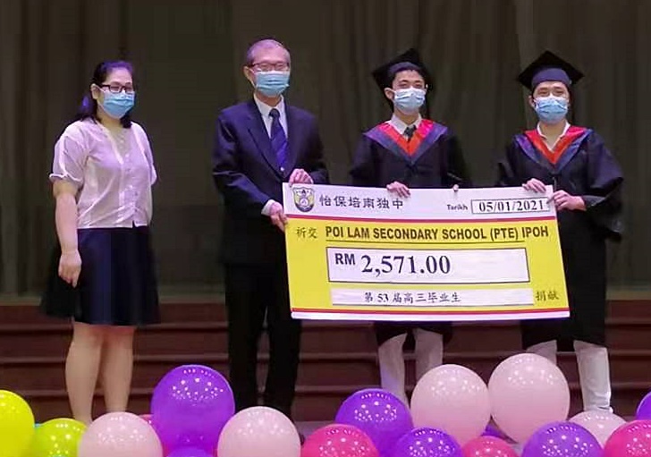 毕业生代表移交模拟支票以回馈母校，由校长梁炳初（左二）接领，副校长林柔清陪同见证。
