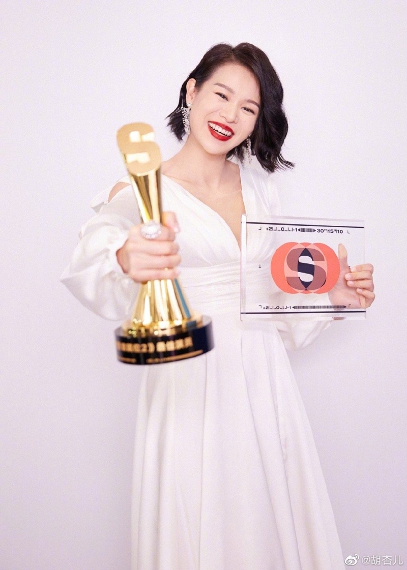 胡杏儿在《演员请就位2》中赢得“年度最佳演员”总冠军殊荣。