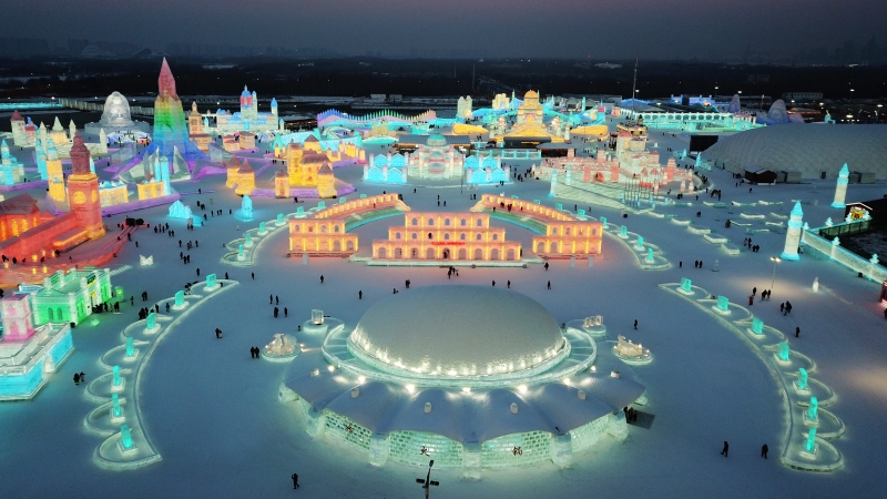 夜幕降临，华灯初上，哈尔滨冰雪大世界仿佛冬日里的童话世界，吸引许多市民游客前来观赏游玩。（图：新华社）
