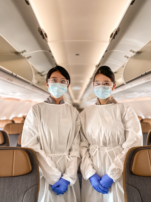 星宇航空做足防疫标准作业程序（SOP），空姐都穿上PPE为乘客服务 。