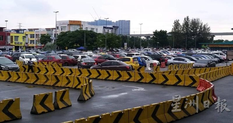 每逢午休时段，批发城的停车场都停满车子，商城开始涌现人潮。