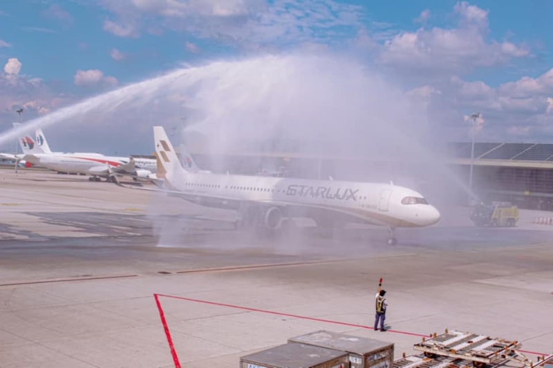 马来西亚机场公司以传统的水柱欢迎仪式，欢迎星宇航空班机抵达吉隆坡国际机场。
