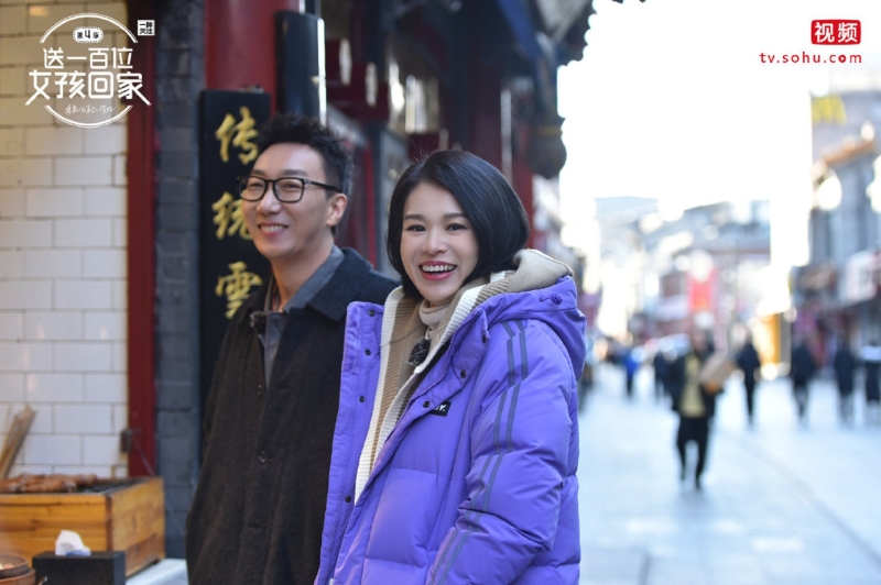 41岁的胡杏儿上《送一百位女孩回家》受访，大叹自己在中国发展时面临演员的困境，也被批“回中国捞金”。