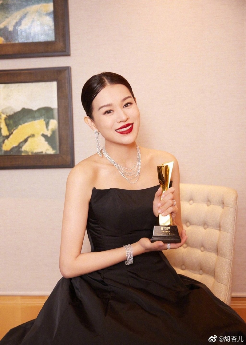 胡杏儿在“时尚先生2020”颁奖礼上夺得“年度品质艺人奖”。