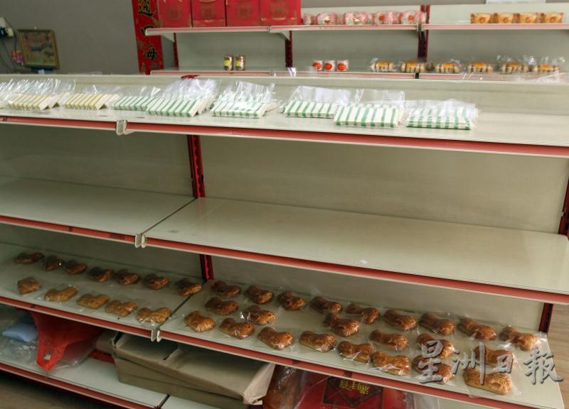 谢承志与太太在2012年创办民益饼家门店，销售一些传统礼饼。在过去旅游旺季时，可迎上好几辆的旅巴游客前来选购。
