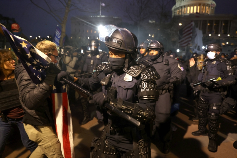 镇暴警察阻止示威者闯入国会山庄。 