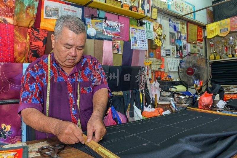 陈铭涉足裁缝业超过50年，拥有丰富的经验。
